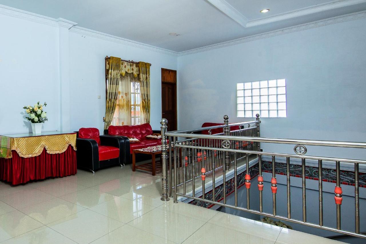 Oyo 1520 Hotel Kartini Tarutung Exterior foto
